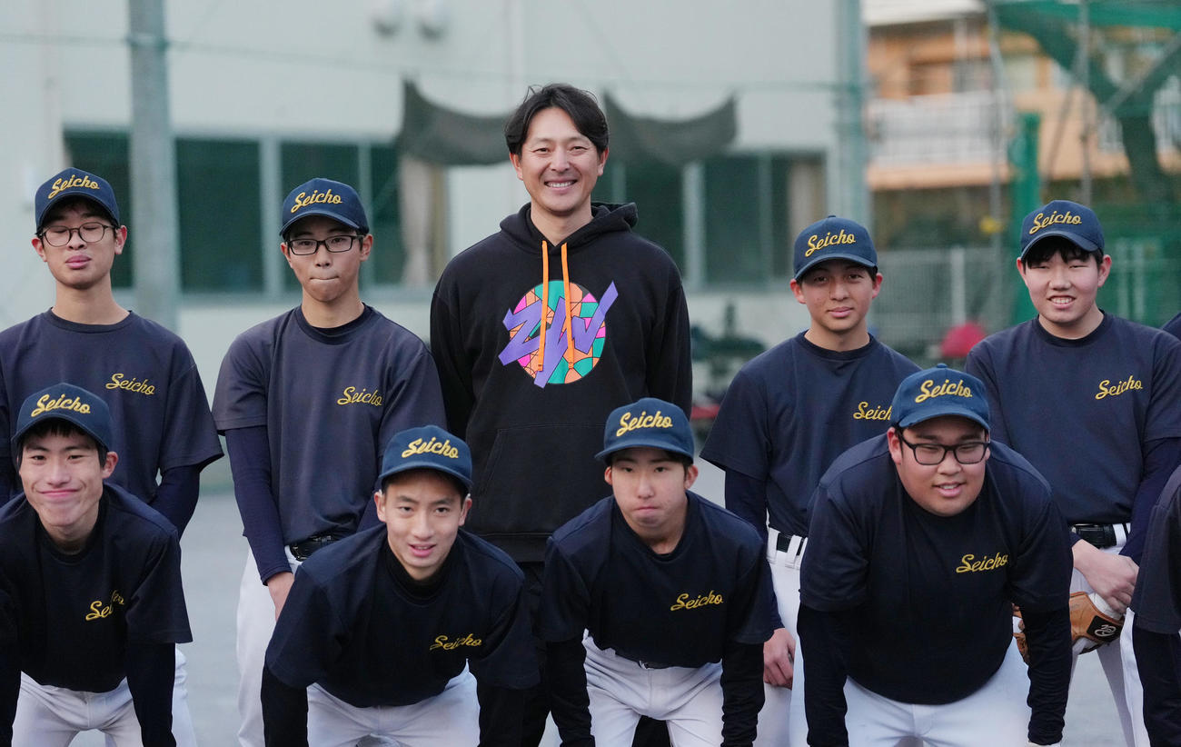 都立青鳥特別支援学校の選手たちと笑顔で記念撮影する岩隈氏（後列中央）（撮影・足立雅史）