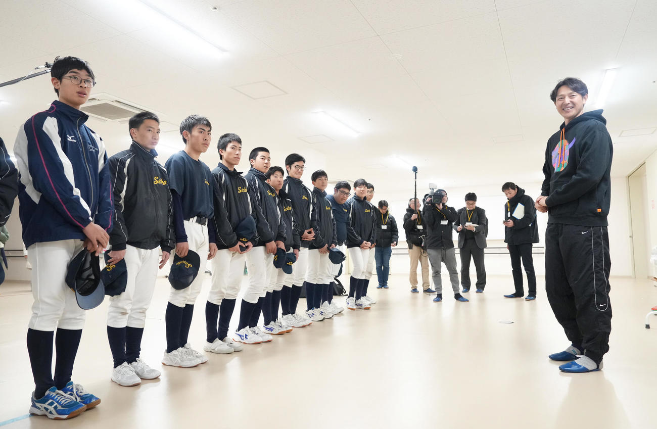 都立青鳥特別支援学校の選手たちを前に笑顔で話す岩隈氏（右）（撮影・足立雅史）