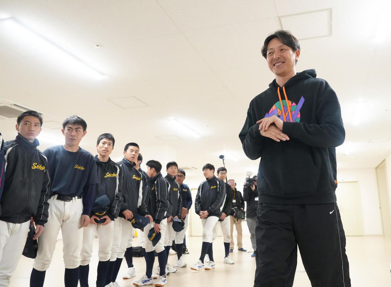都立青鳥特別支援学校の選手たちを前に笑顔で話す岩隈氏（右）（撮影・足立雅史）
