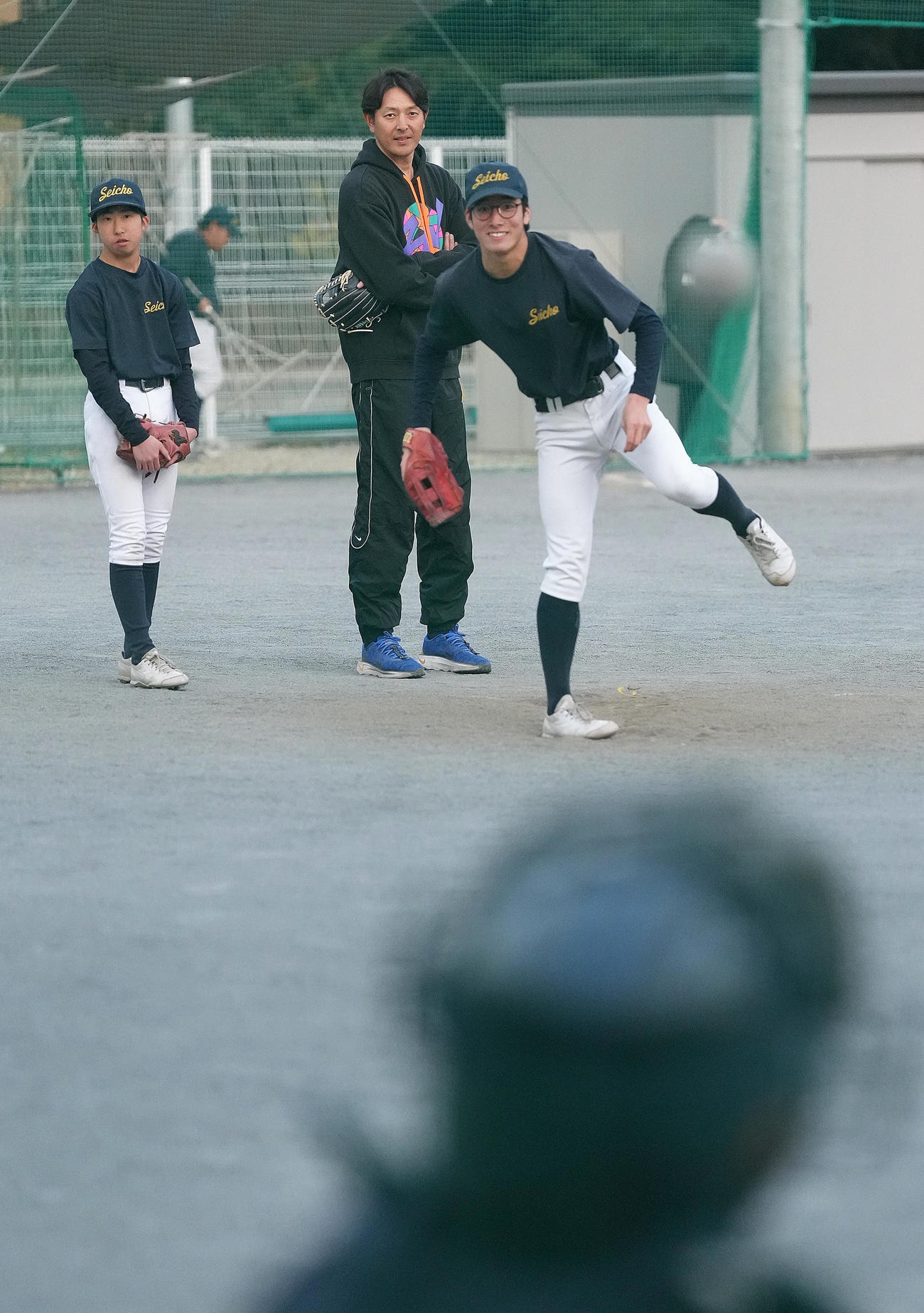 投手練習を見つめる岩隈氏（中央）（撮影・足立雅史）