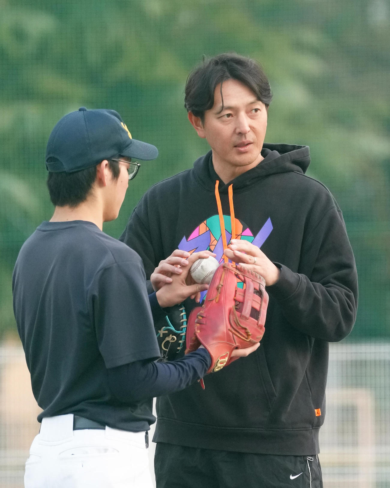 投手に球の握りを教える岩隈氏（撮影・足立雅史）
