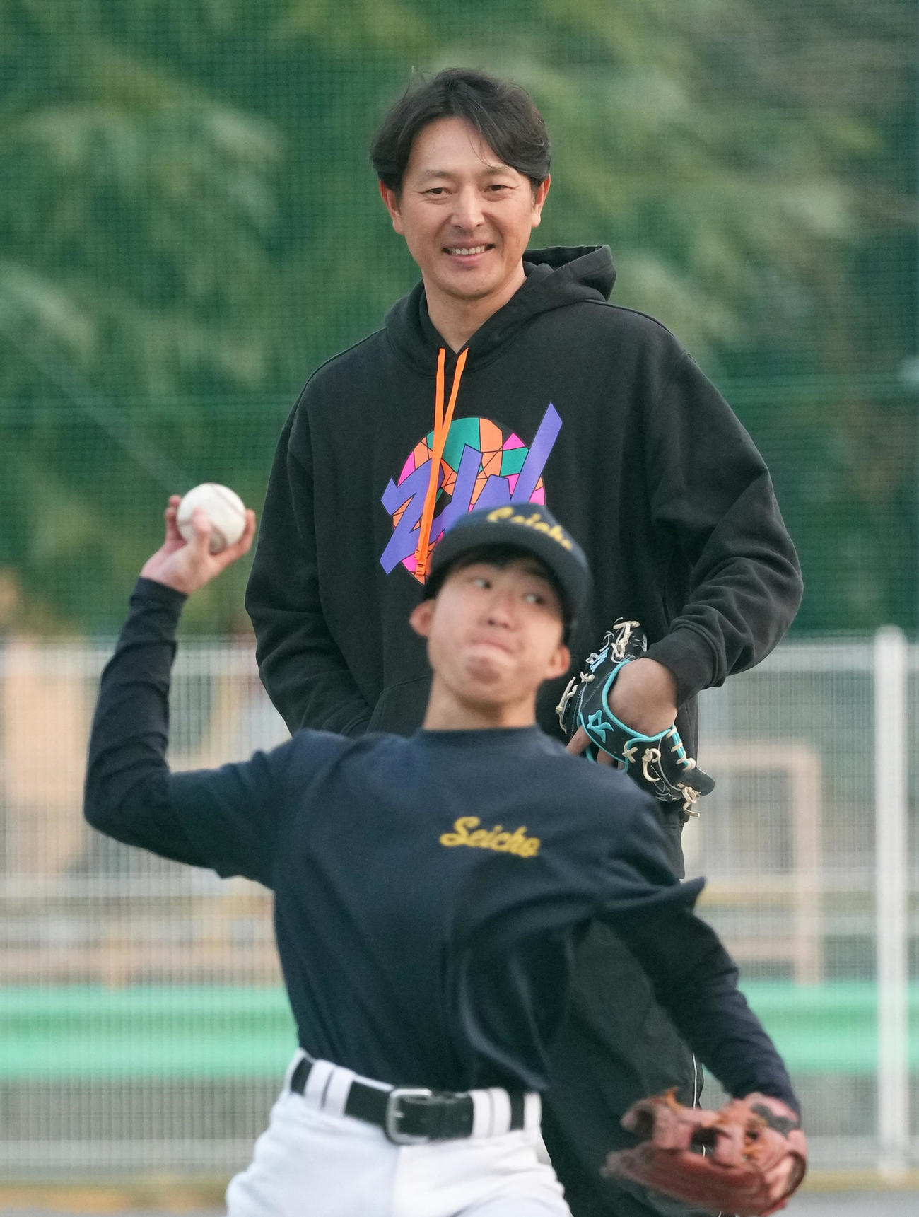 練習を笑顔で見つめる岩隈氏（撮影・足立雅史）