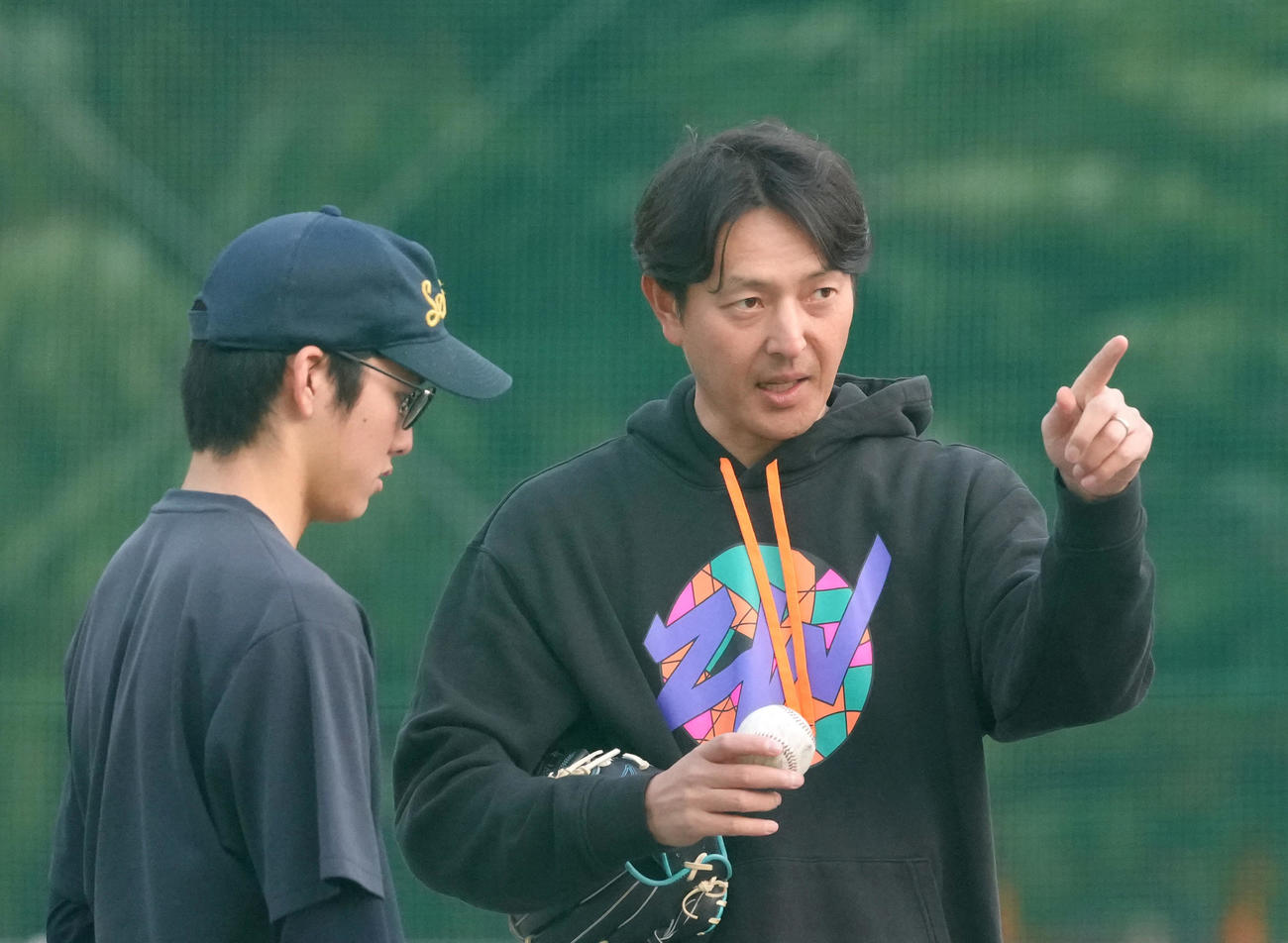 野球指導する岩隈氏（撮影・足立雅史）