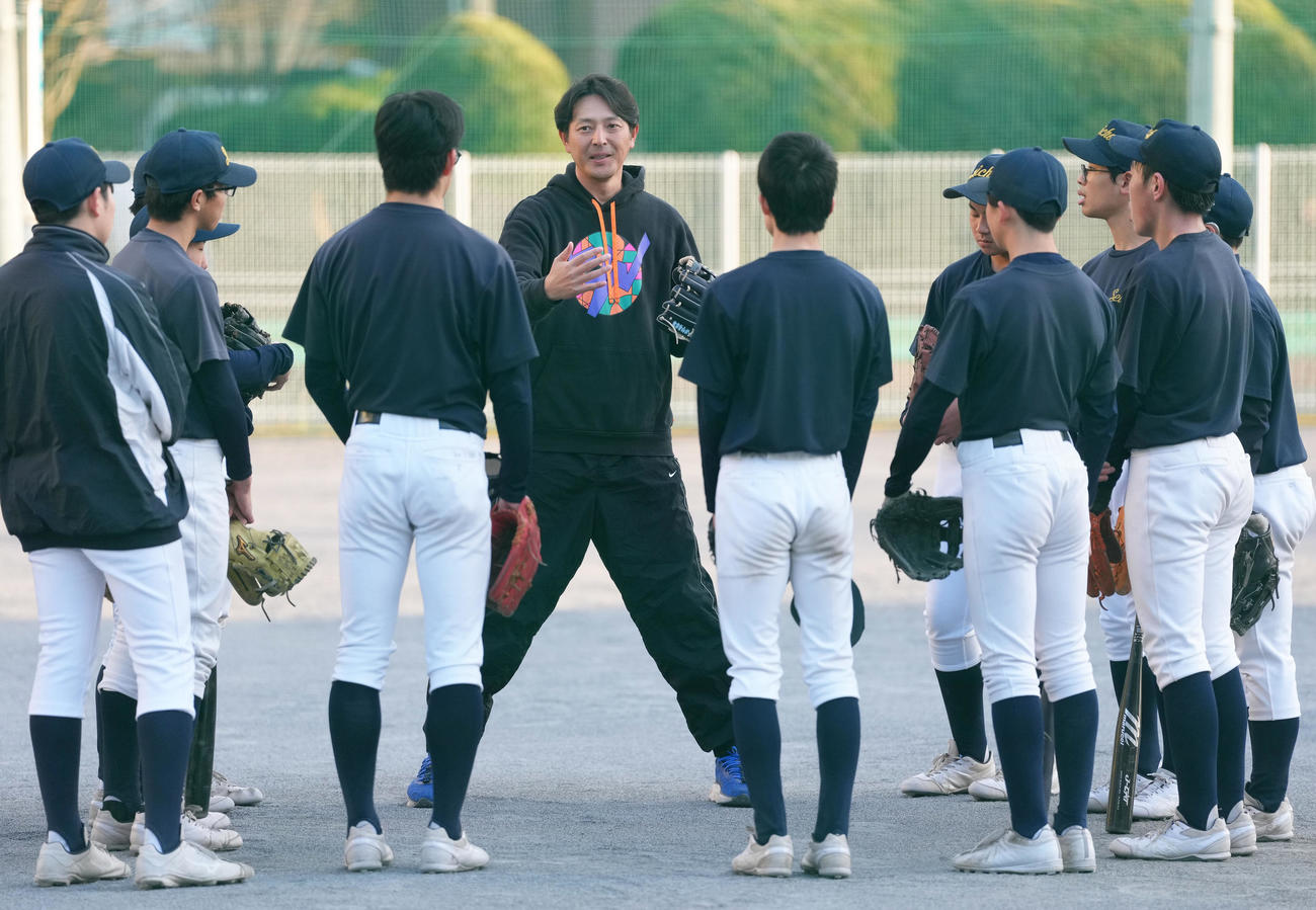 選手たちを前に話す岩隈氏（中央）（撮影・足立雅史）