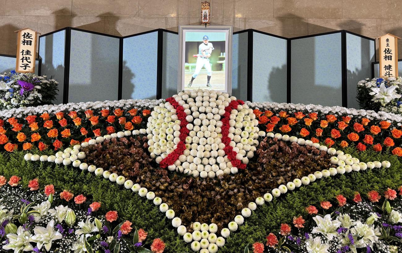 川崎北高時代の教え子の平田葬祭・坂本祥典さんがしつらえた佐相さんの祭壇