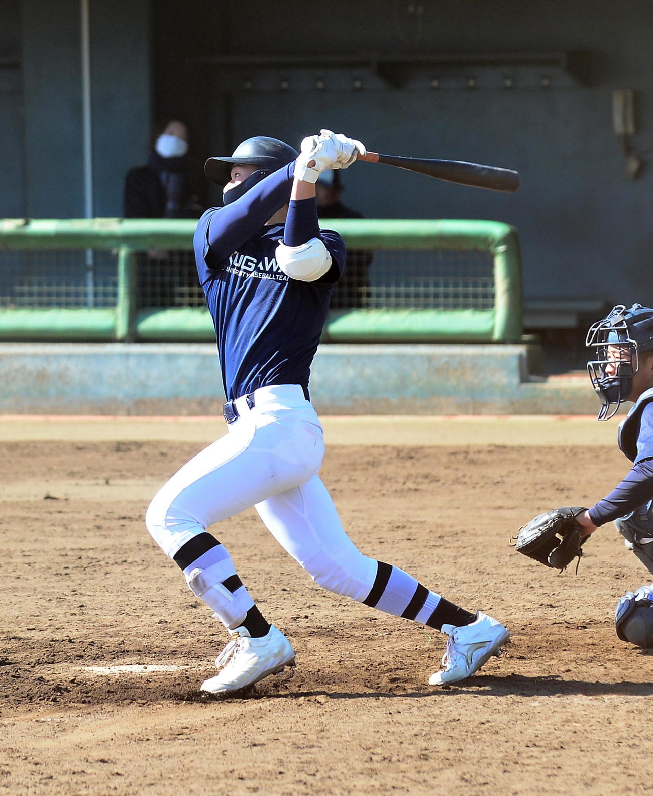 8回、右前打を放つ常葉大菊川・小川