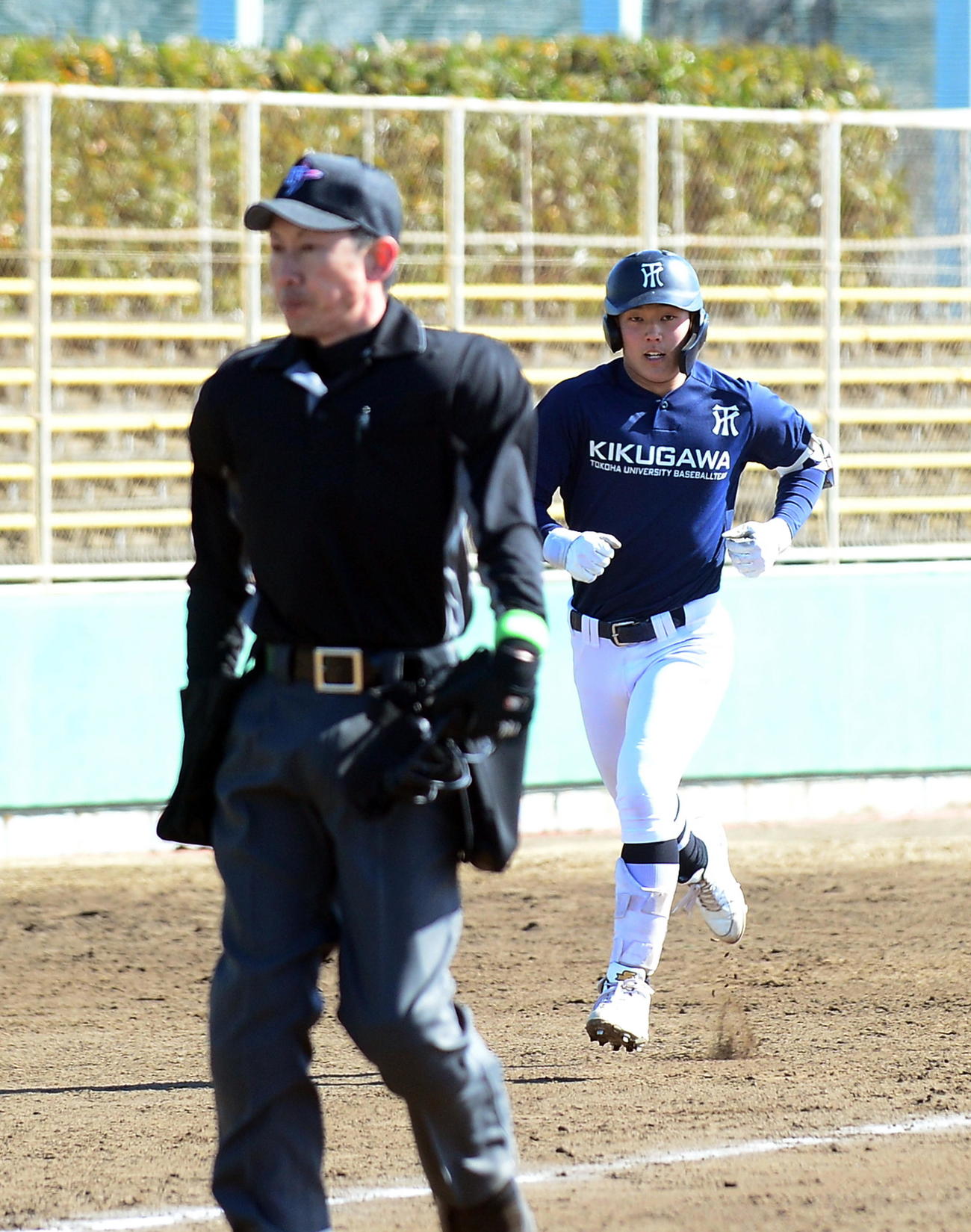 1試合目の6回に左越え本塁打を放ち、三塁を回る常葉大菊川・小川