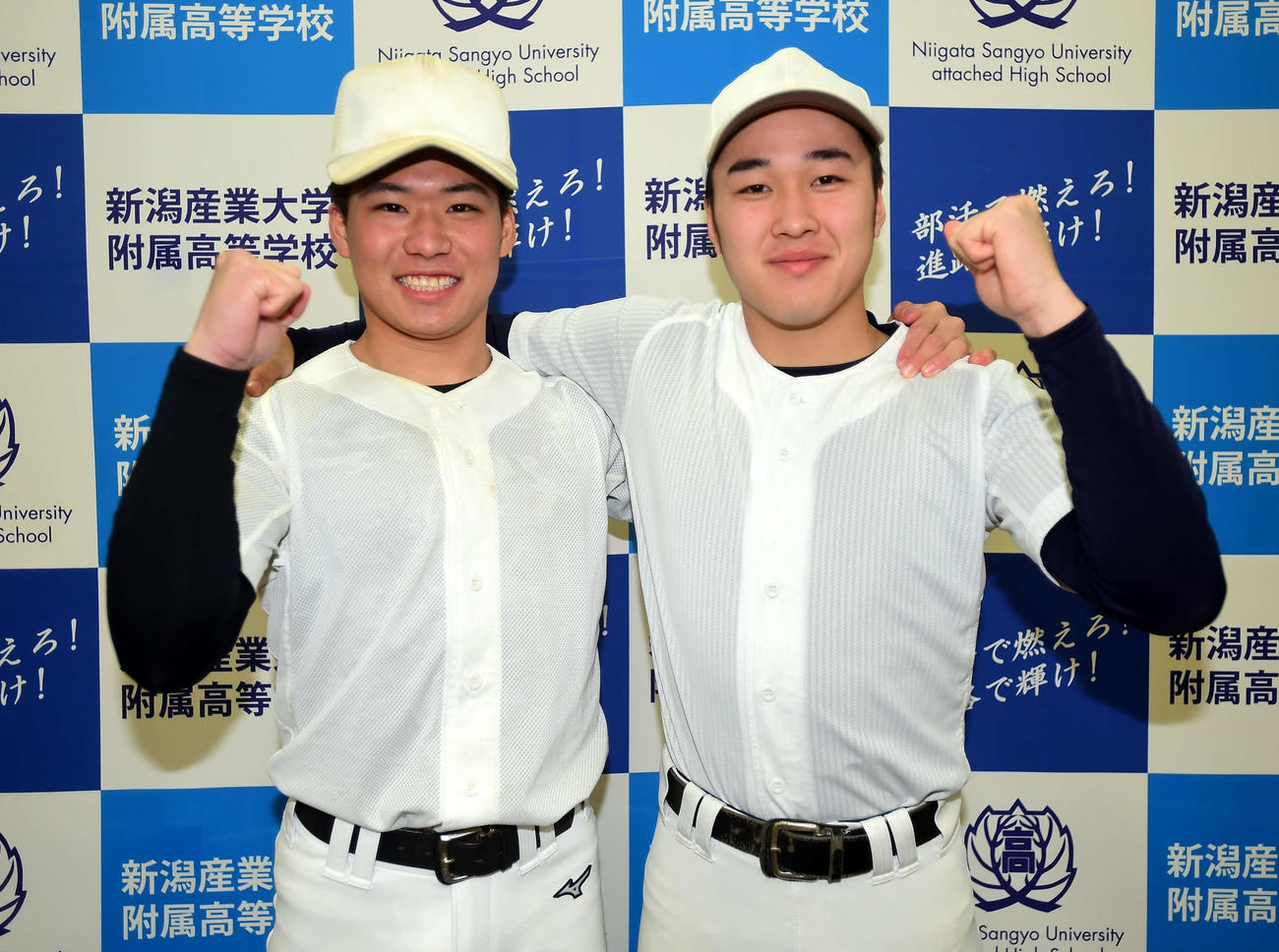 ともに飛躍を誓う新潟産大付・平野（右）と戸嶋
