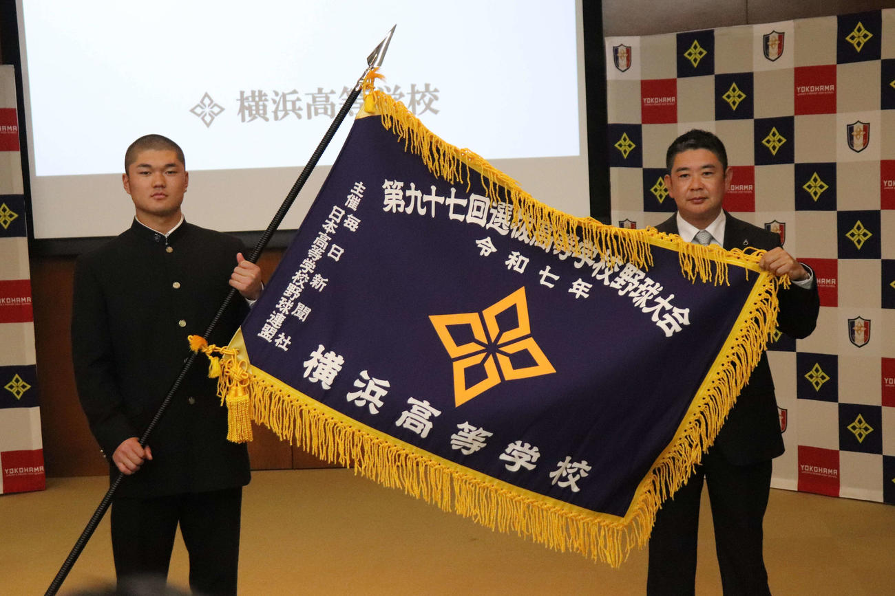センバツ旗を手にし、優勝を誓う（写真左）阿部主将。右は村田監督（撮影・保坂淑子）
