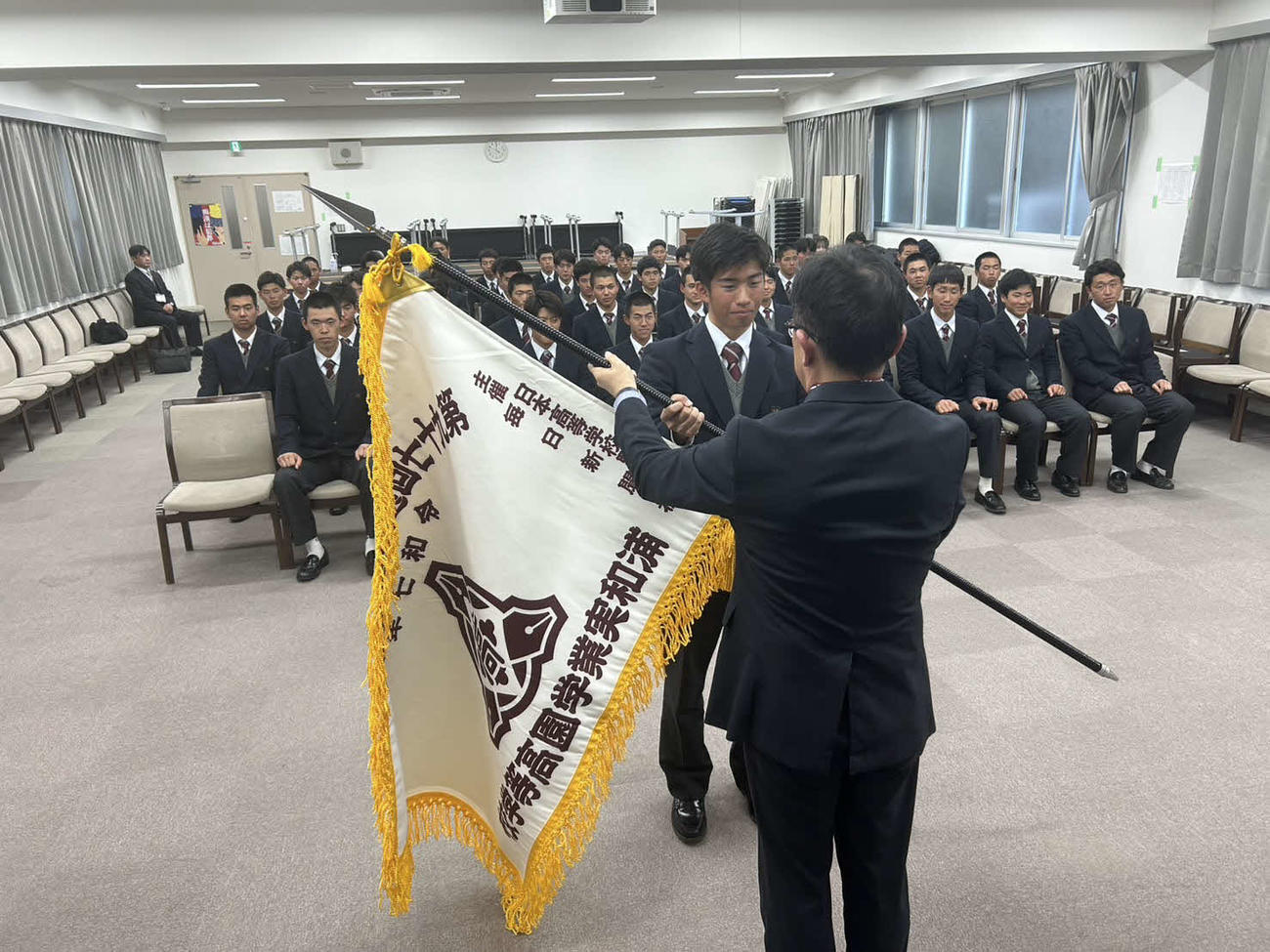 センバツ旗を受け取る浦和実主将の小野蓮（撮影・平山連）