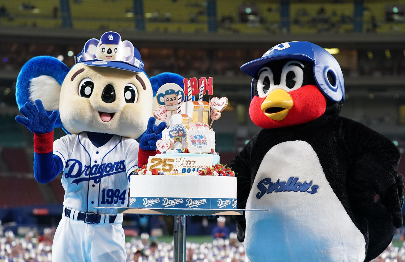 2019年9月8日、試合後行われたドアラ生誕25周年記念イベントで観客を沸かすドアラとつば九郎