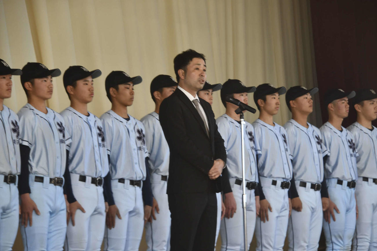 センバツ旗授与式と壮行会を行う体育館に行進して現れた横浜清陵の部員たち（撮影・平山連）