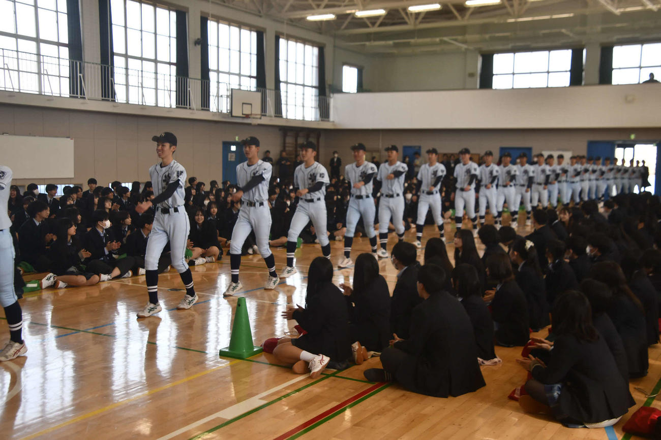 センバツ旗授与式と壮行会を行う体育館に行進して現れた横浜清陵の部員たち（撮影・平山連）