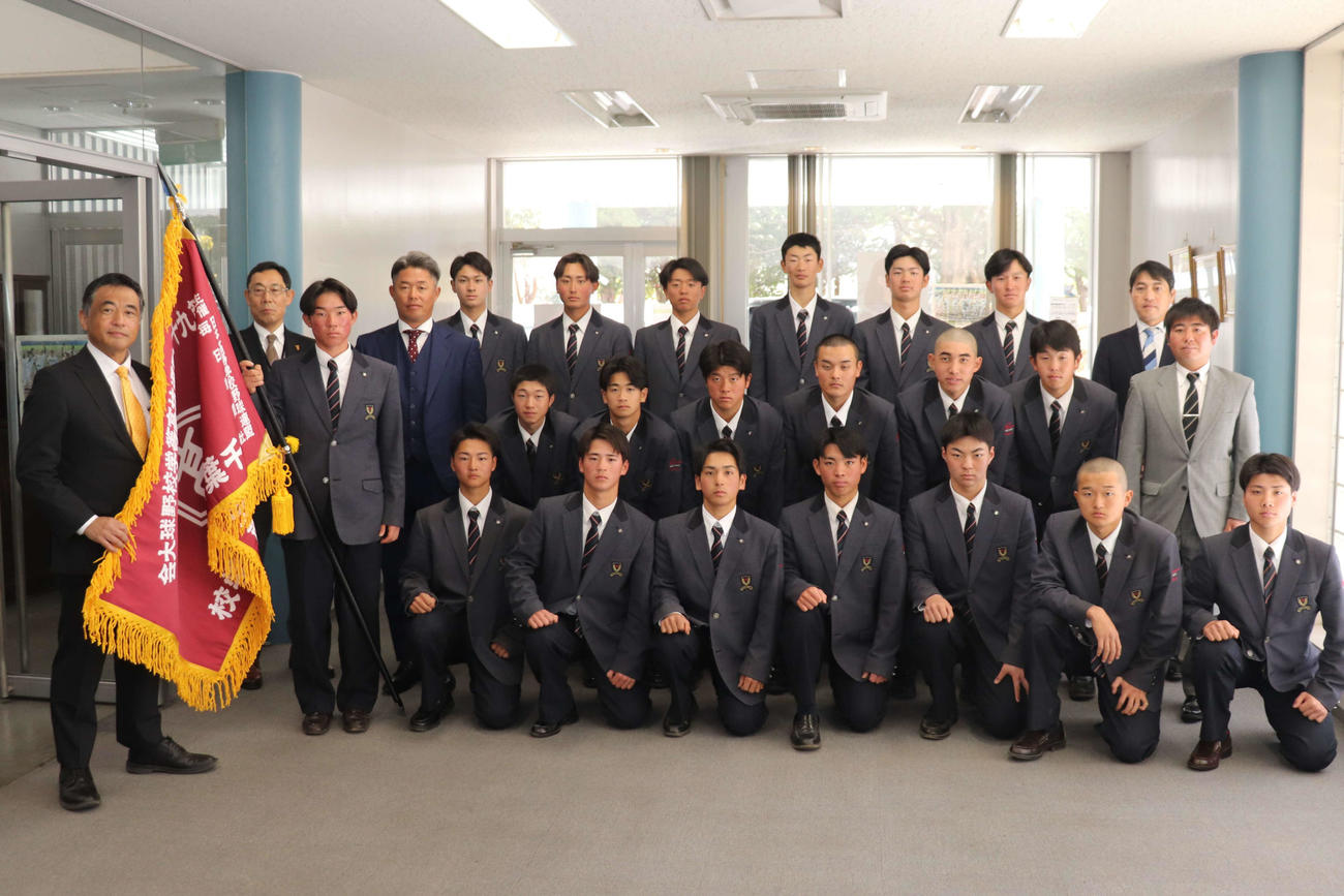 センバツ旗授与式で、センバツ旗を手にし初優勝を誓う、千葉黎明の選手たちと関係者（撮影・保坂淑子）