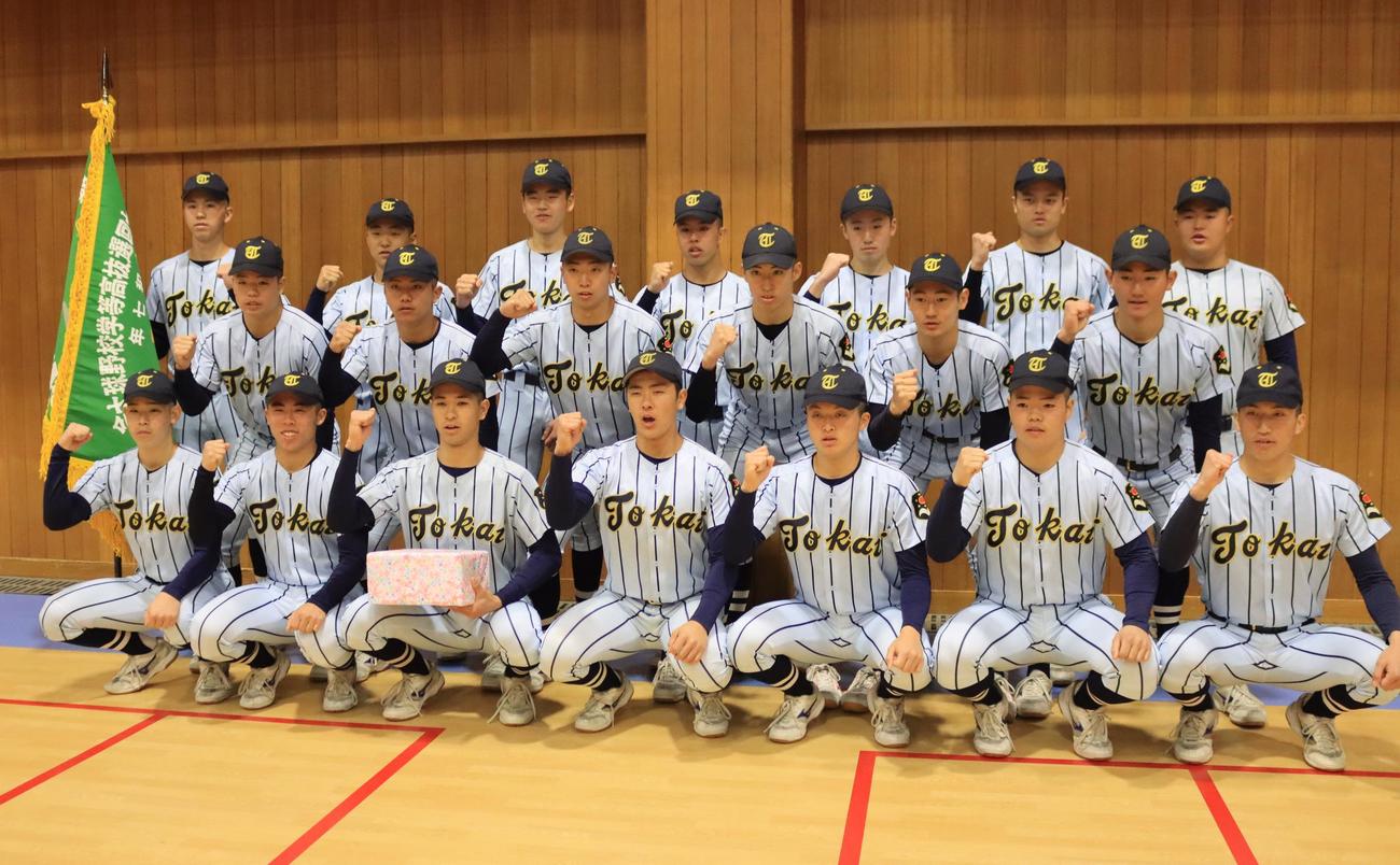 選抜旗授与式に出席した東海大札幌の選手ら（撮影・保坂果那）
