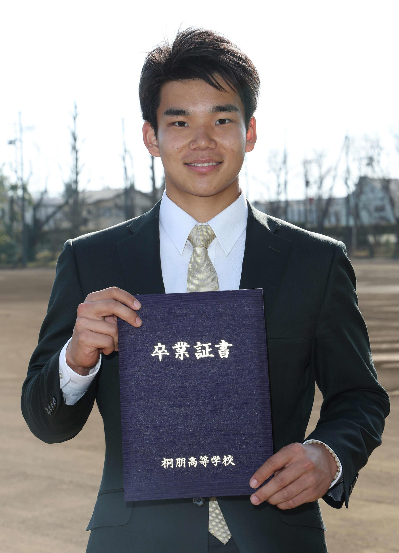 卒業証書を手に笑顔を見せる森井（撮影・丹羽敏通）