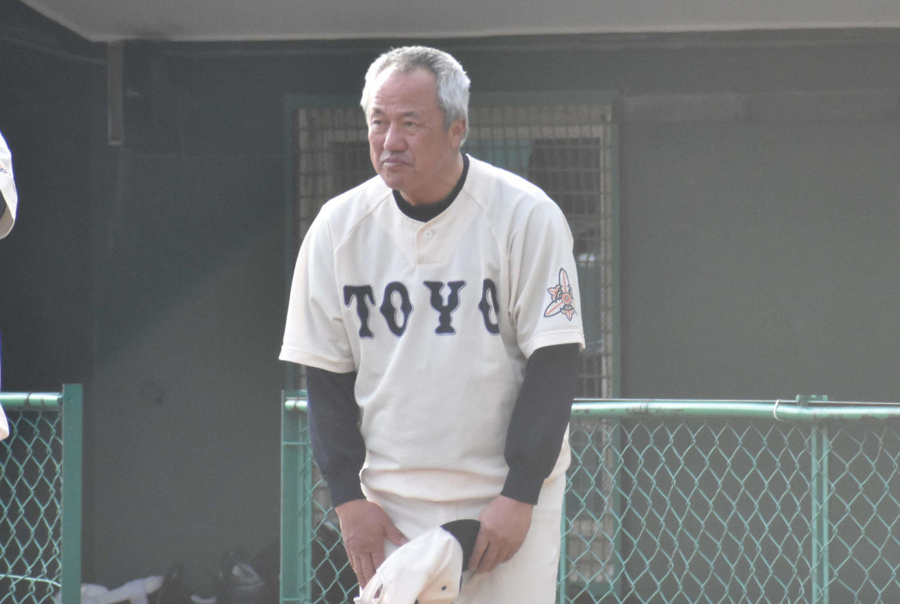 大冠との練習試合終了後にあいさつを行う東洋大姫路・岡田監督