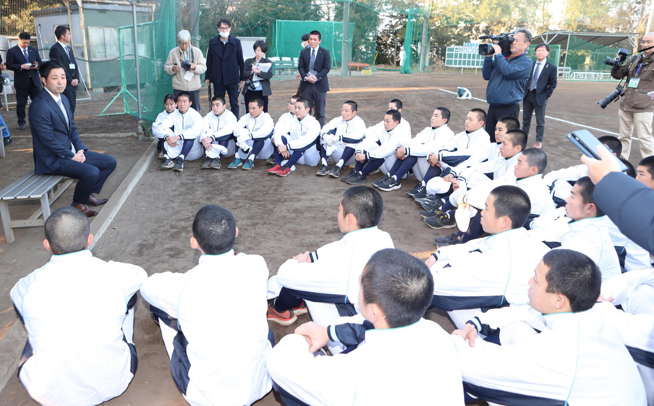 野原監督の話を聞く横浜清陵の選手たち（2025年1月撮影）