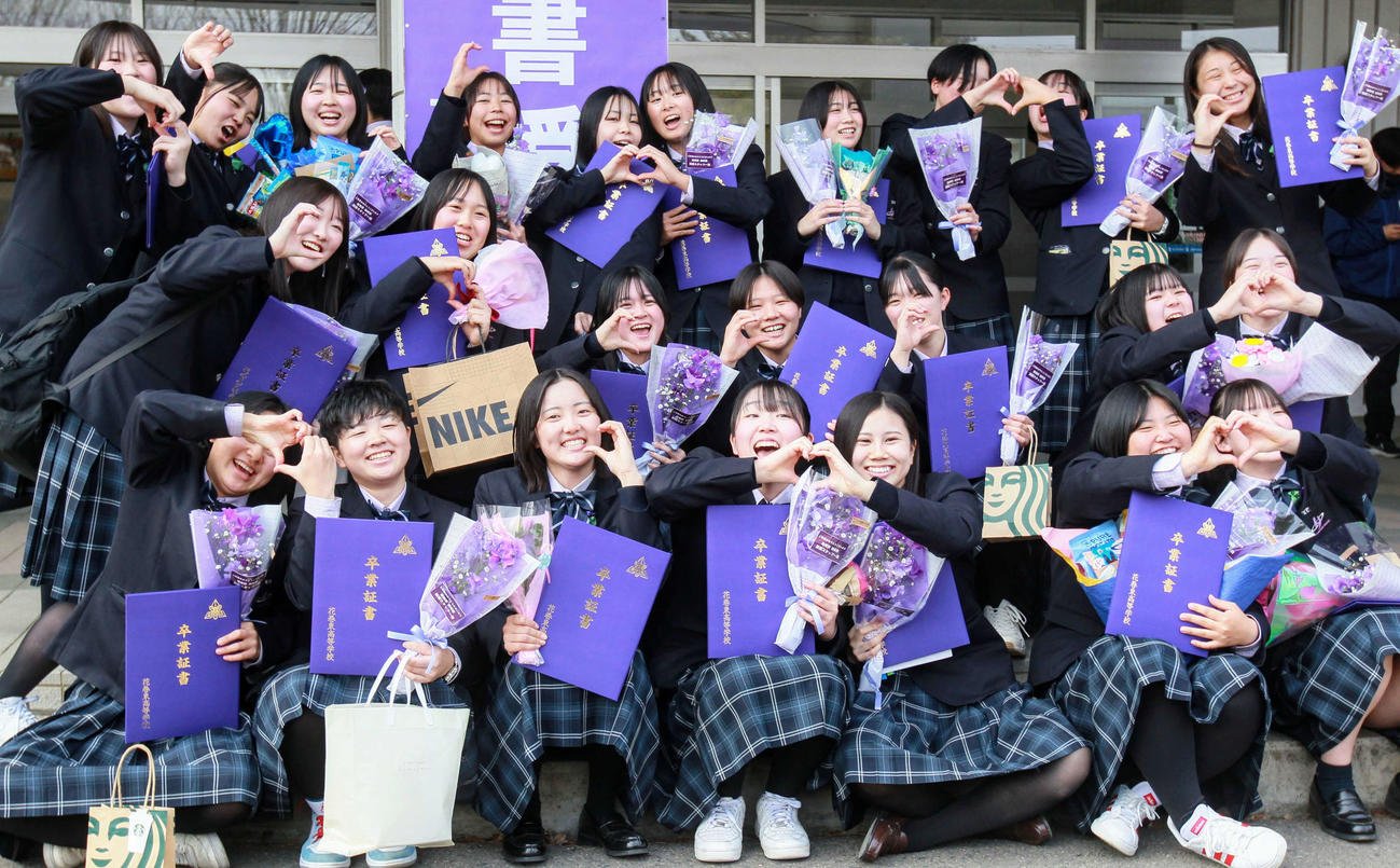 卒業証書を手に笑顔の花巻東女子野球部3年生メンバー（前列左から3番目が佐々木秋）（撮影・高橋香奈）