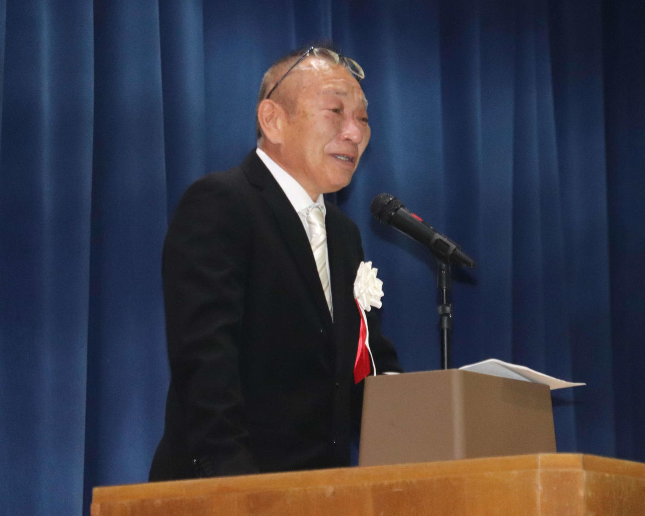 学校長式辞を号泣しながら読んだ。和歌山南陵の再建に一翼を担った甲斐三樹彦理事長。再建に一翼を担い、式辞の中では生徒や保護者へ謝罪した（撮影・中島麗）
