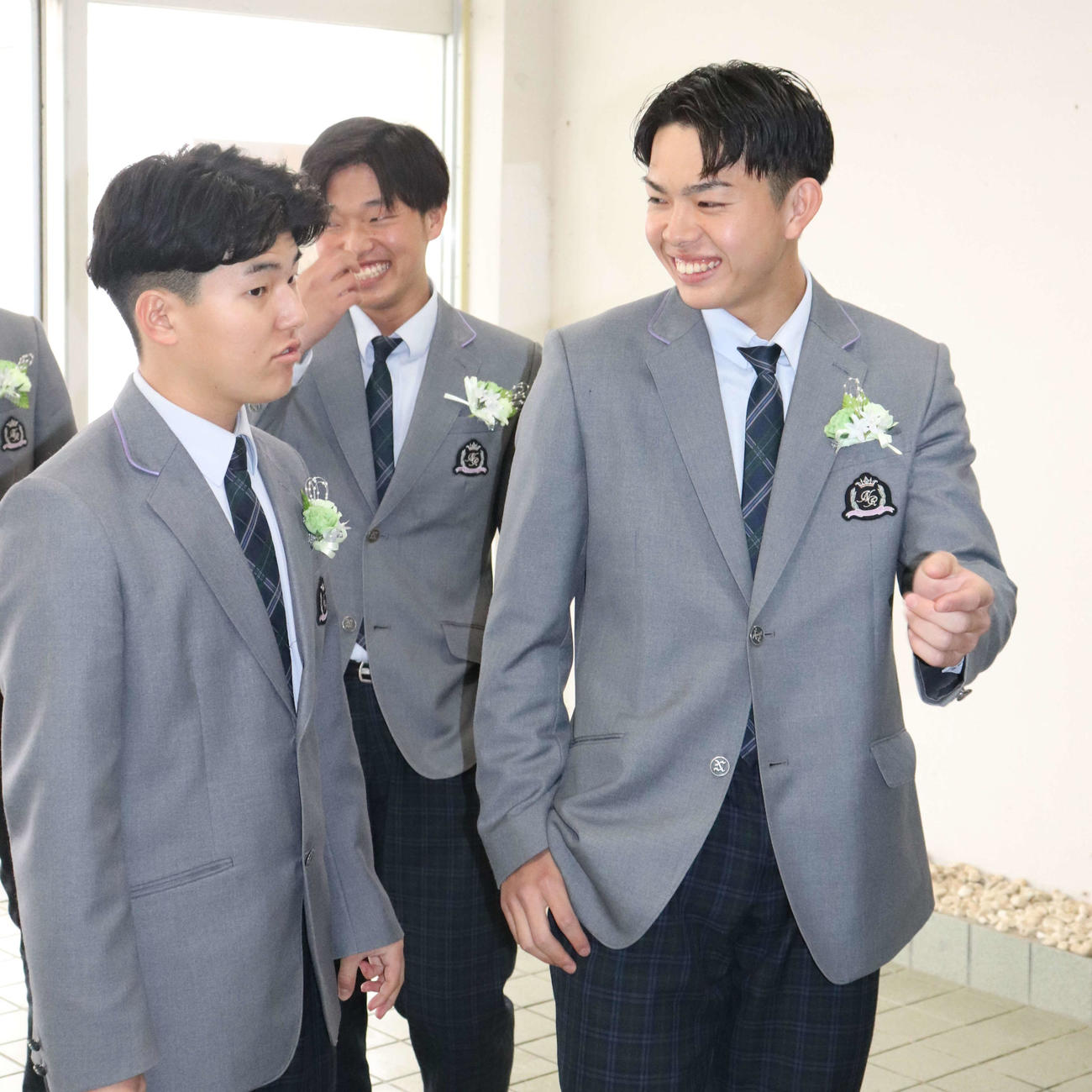 和歌山南陵の卒業式開式前の、野球部員たち。エースだった松下光輝（右から1人目）らが笑みを浮かべて和やかなムードで始まった（撮影・中島麗）