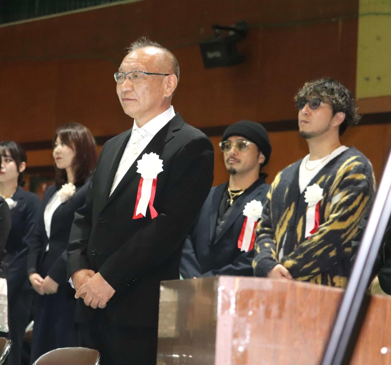 和歌山南陵の卒業式に出席した、同校再建に一翼を担った甲斐三樹彦理事長。右後ろには校歌制作に携わった歌手らも式へ駆けつけた（撮影・中島麗）
