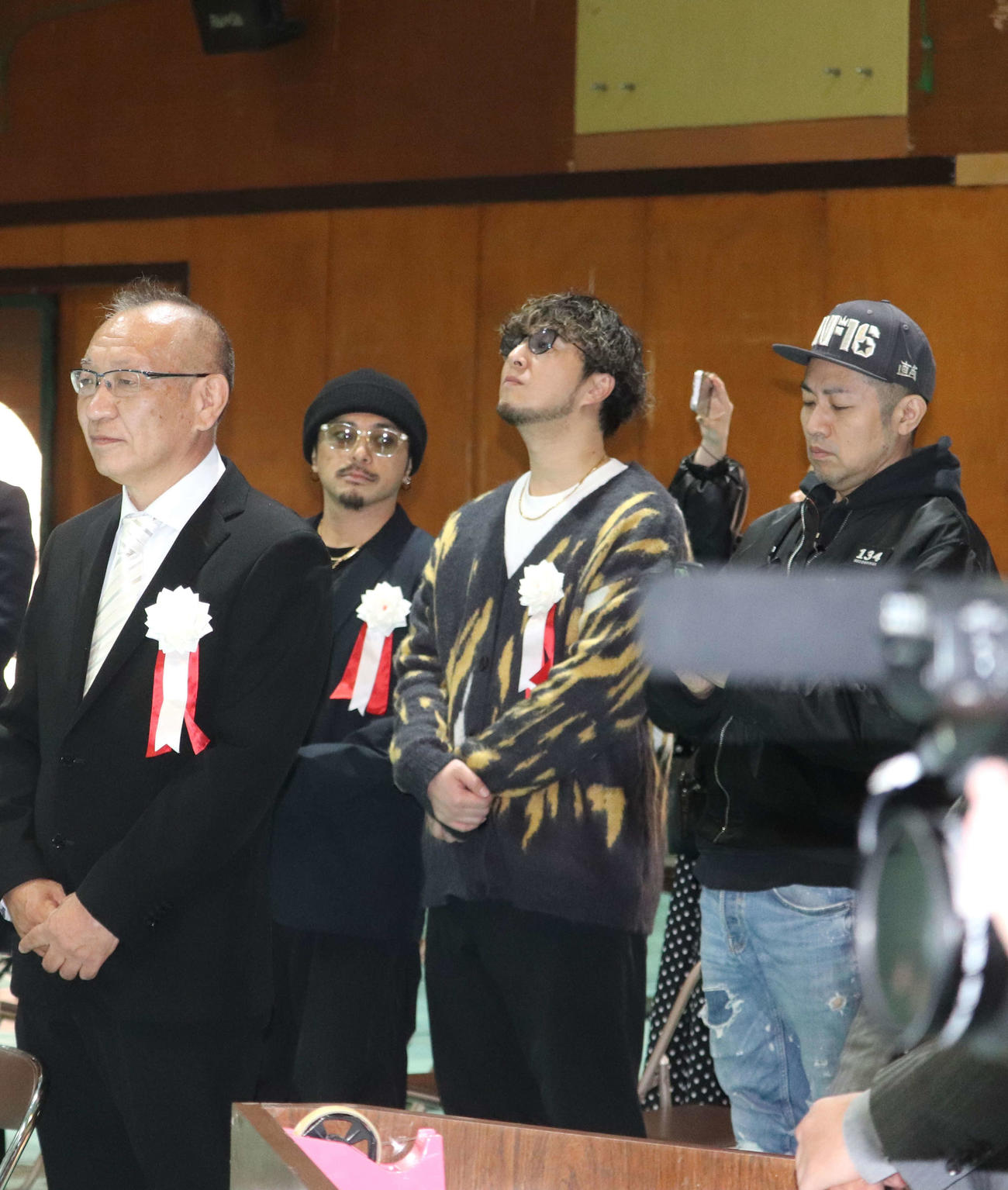 和歌山南陵の卒業式に出席した、同校再建に一翼を担った甲斐三樹彦理事長。右後ろには校歌制作に携わった和燦akaWARSAN（写真左から2人目）、横川翔、INFINITY16らも式へ駆けつけた（撮影・中島麗）