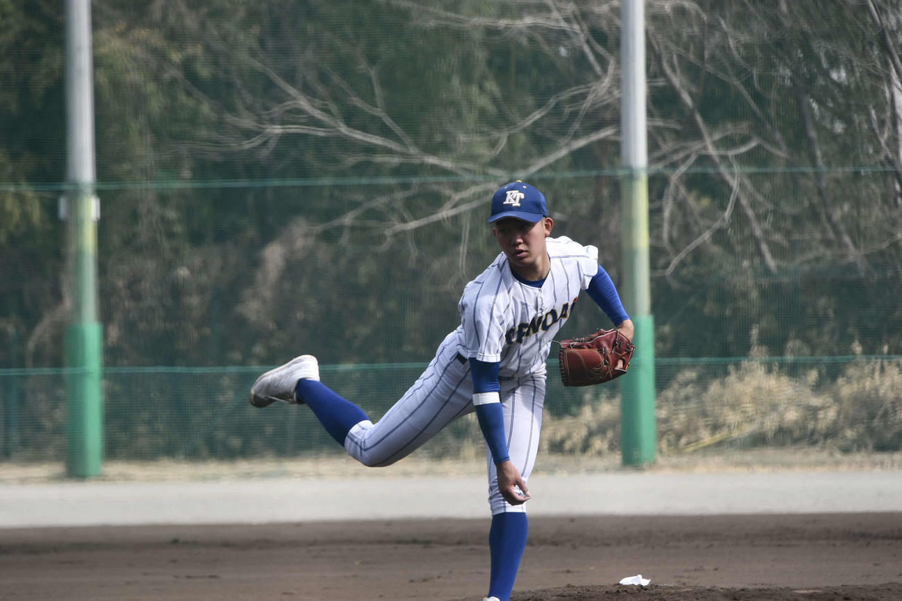 今年初の練習試合に臨んだ健大高崎の石垣元気投手（撮影・平山連）