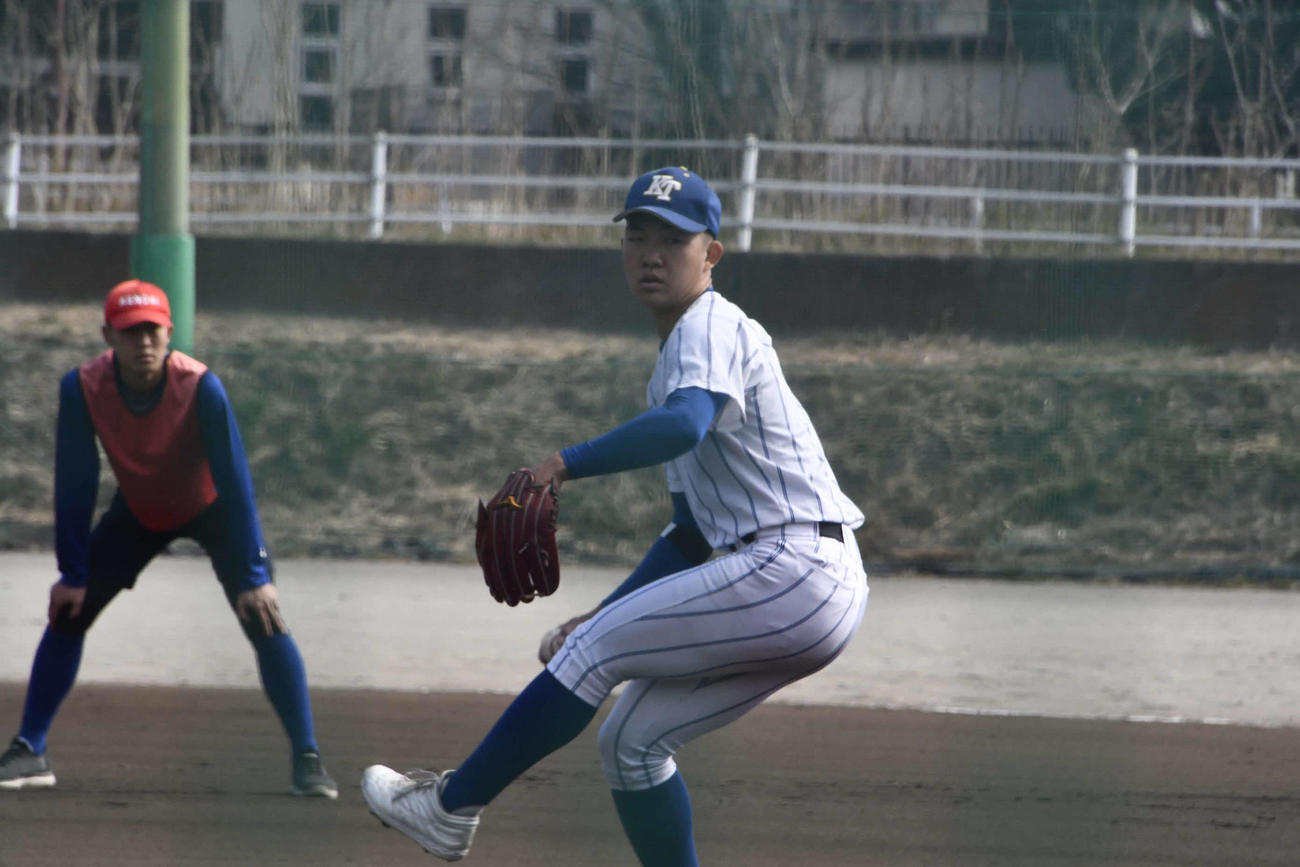 今年初の練習試合に臨んだ健大高崎の石垣元気投手（撮影・平山連）