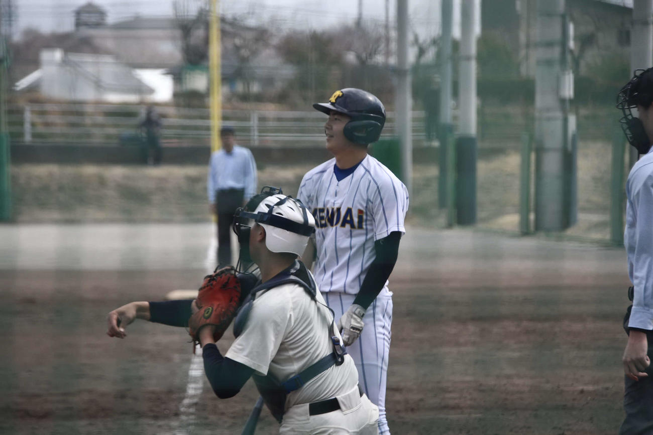 今年初の練習試合で2安打を放ちバットで大勝に貢献した健大高崎の佐藤龍月投手（撮影・平山連）