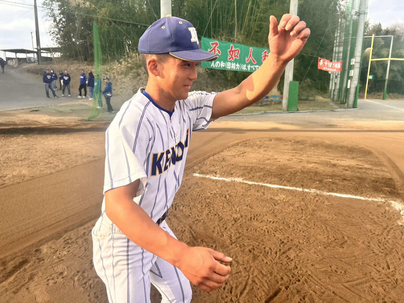 三塁コーチを務める健大高崎の高須賀天丸内野手（撮影・平山連）