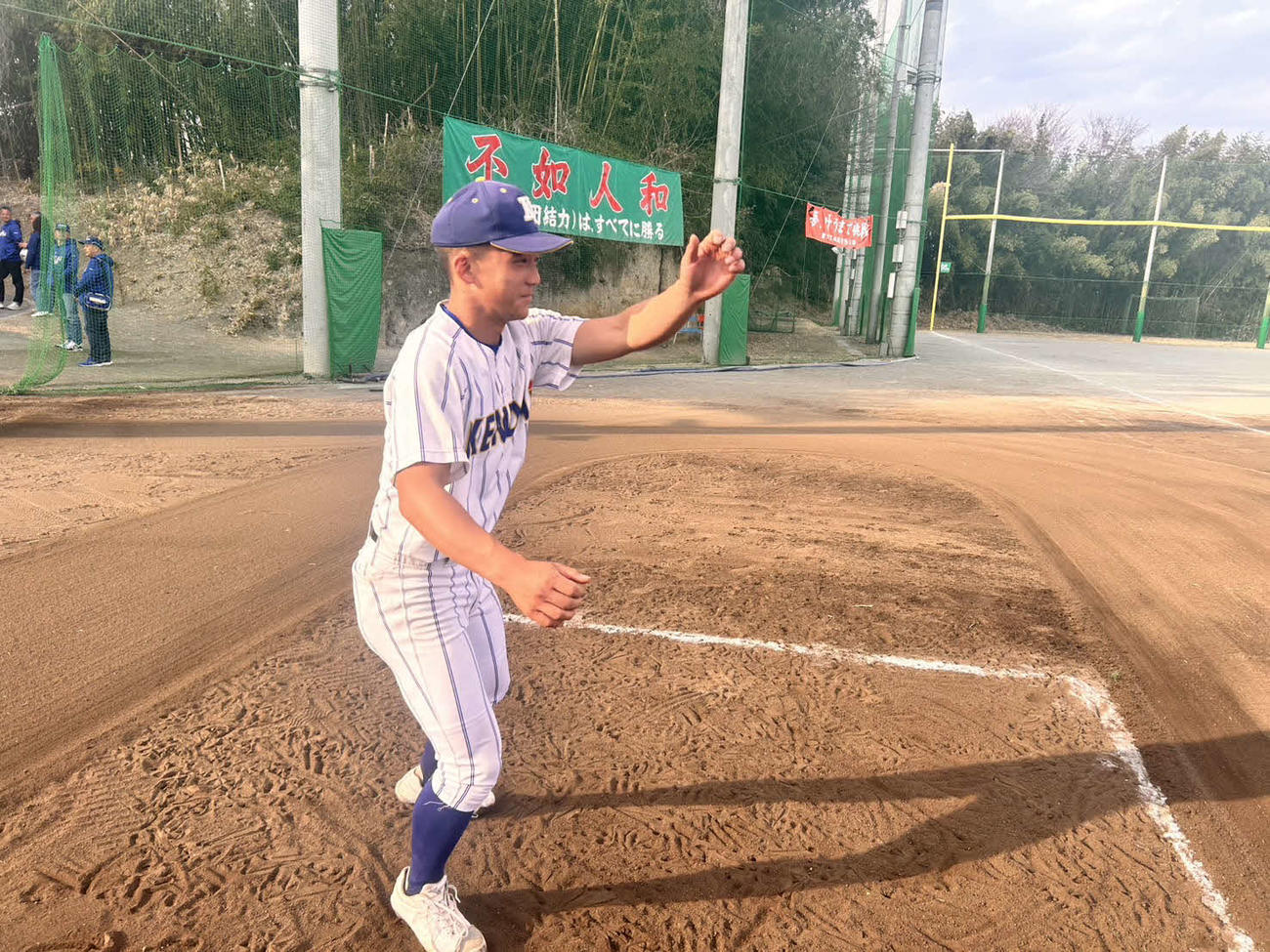 三塁コーチを務める健大高崎の高須賀天丸内野手（撮影・平山連）