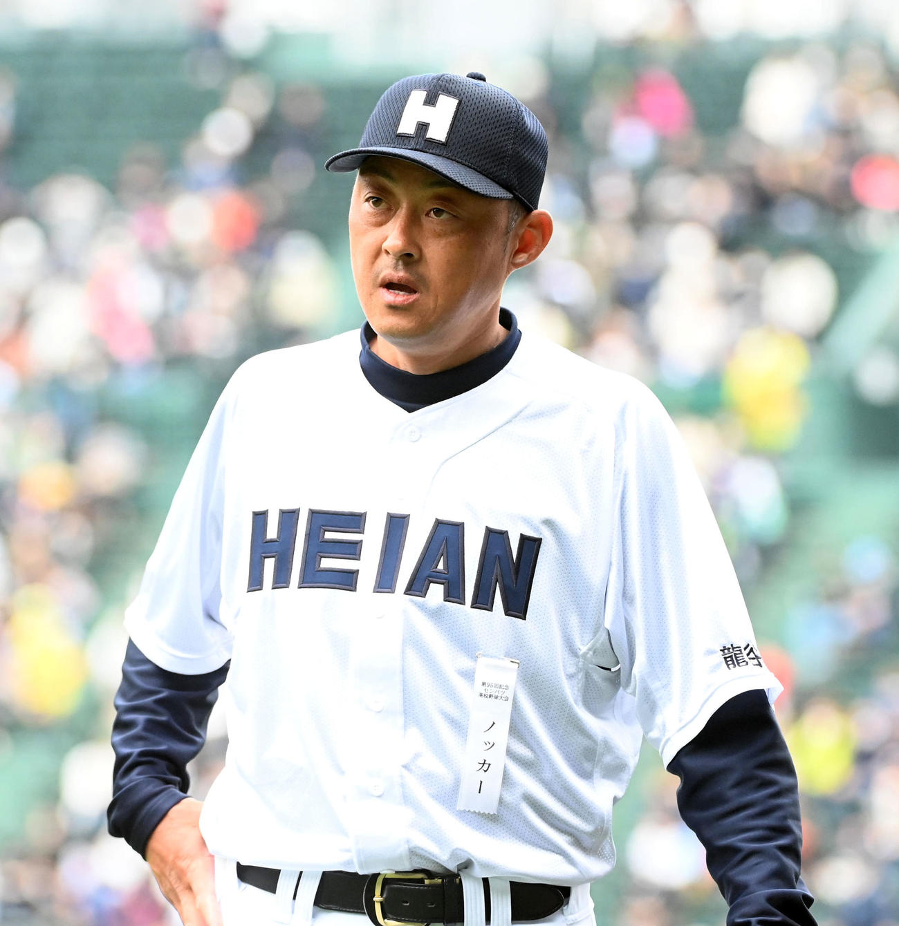 2023年3月21日、龍谷大平安対長崎日大　試合前にノックを行う龍谷大平安・川口コーチ