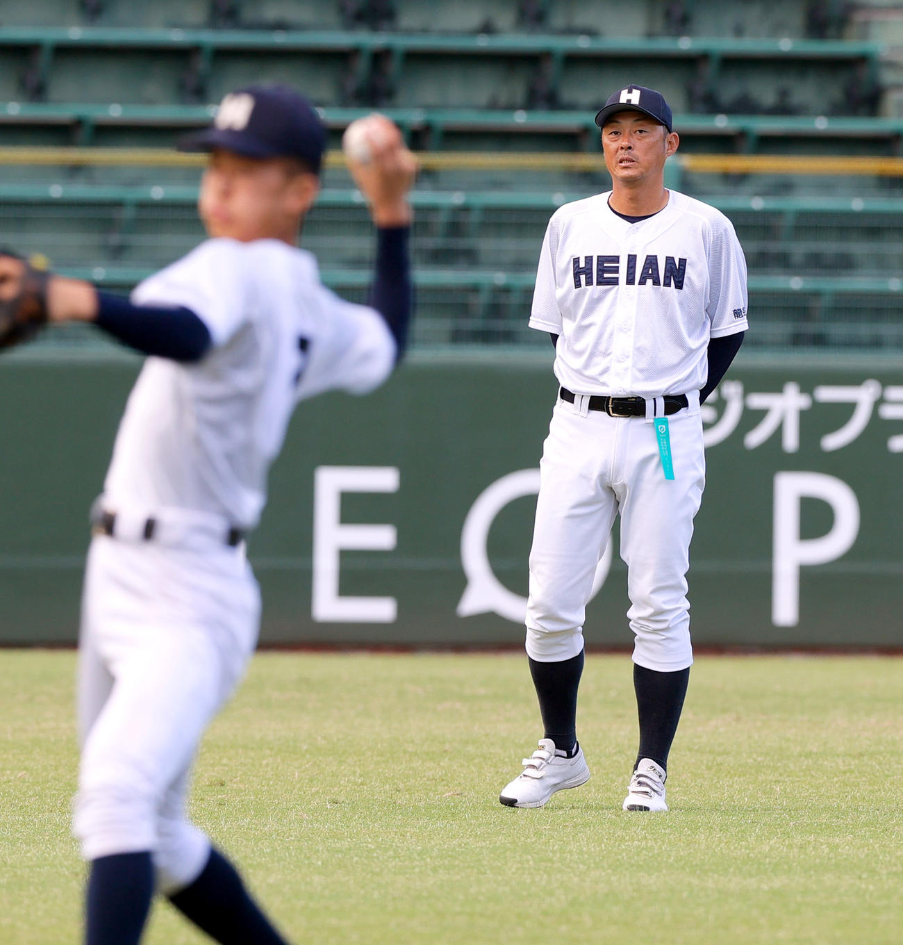 2024年10月20日、秋季近畿大会1回戦　東洋大姫路対龍谷大平安　試合前の練習を見る龍谷大平安の川口知哉コーチ