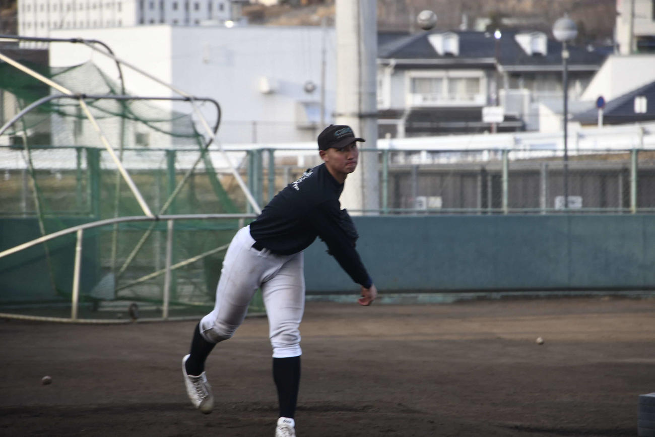 投球練習をする山梨学院の菰田（撮影・平山連）