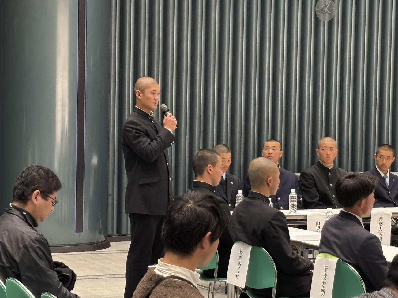 キャプテントークでマイクを手に話す横浜・阿部主将（撮影・古財稜明）
