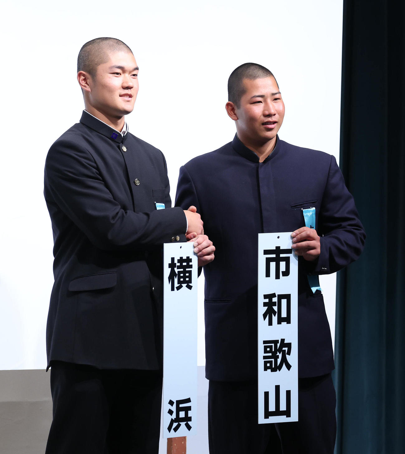 センバツでの対戦が決まり握手を交わし健闘を誓う横浜・阿部主将（左）と市和歌山・川辺主将（撮影・白石智彦）