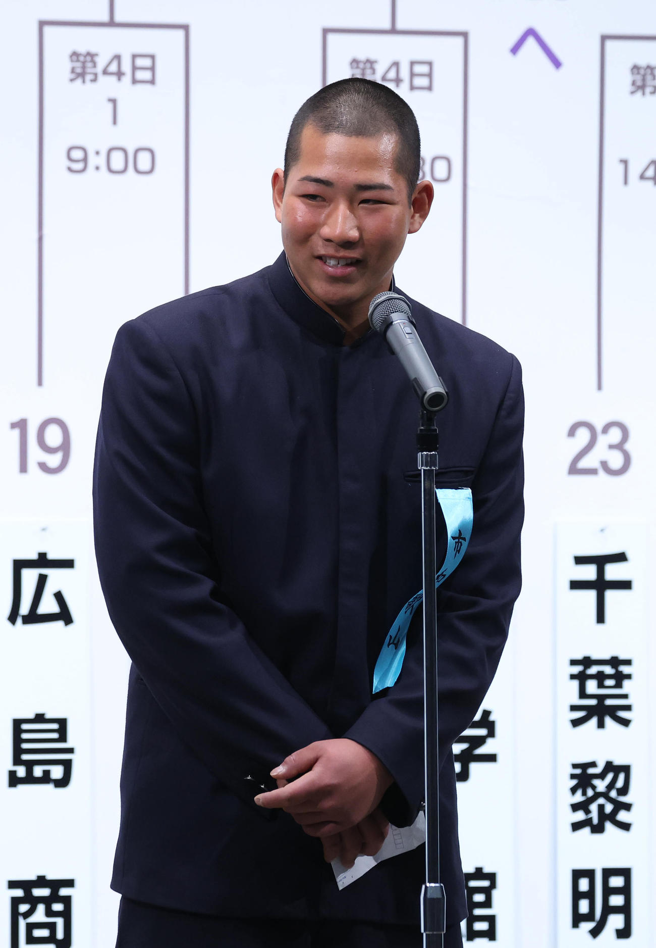 選手宣誓が決まり笑顔で抱負を語る市和歌山・川辺主将（撮影・白石智彦）