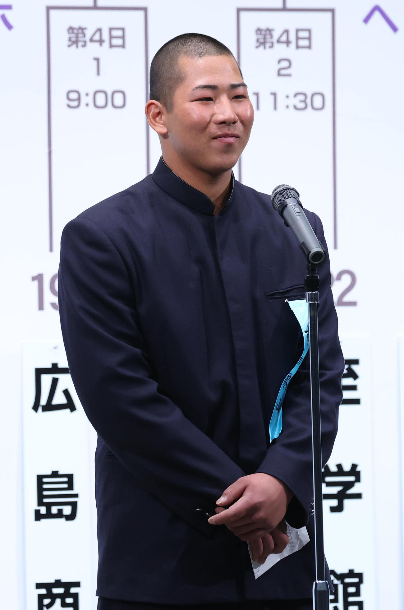 選手宣誓が決まり笑顔で抱負を語る市和歌山・川辺主将（撮影・白石智彦）