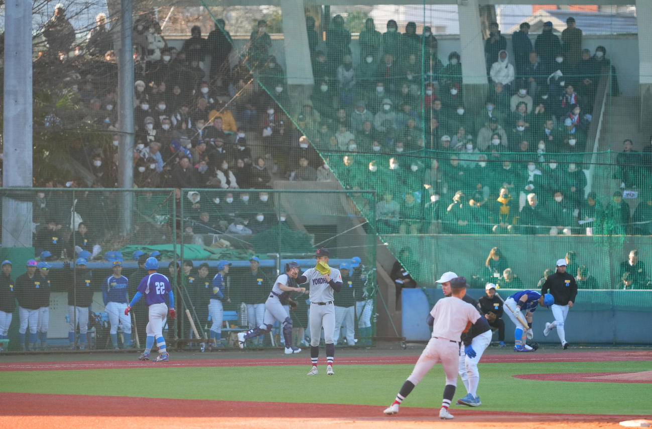 横浜対東大　先発のマウンドに上がった横浜・織田（中央）（撮影・垰建太）