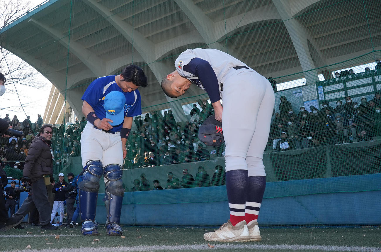 横浜対東大　試合前、あいさつを交わす阿部（右）と東大・杉浦（撮影・垰建太）