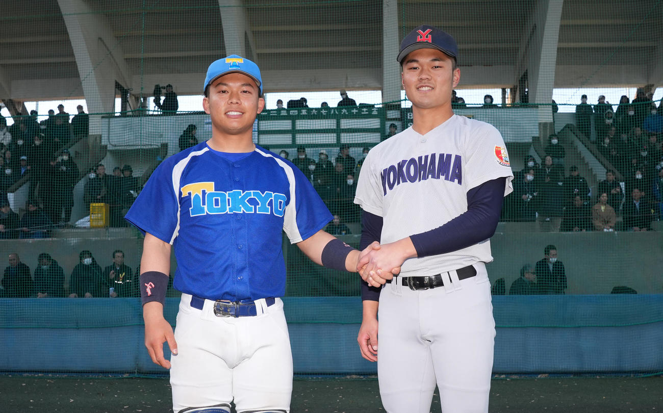 横浜対東大　試合前、握手を交わす阿部（右）と東大・杉浦（撮影・垰建太）