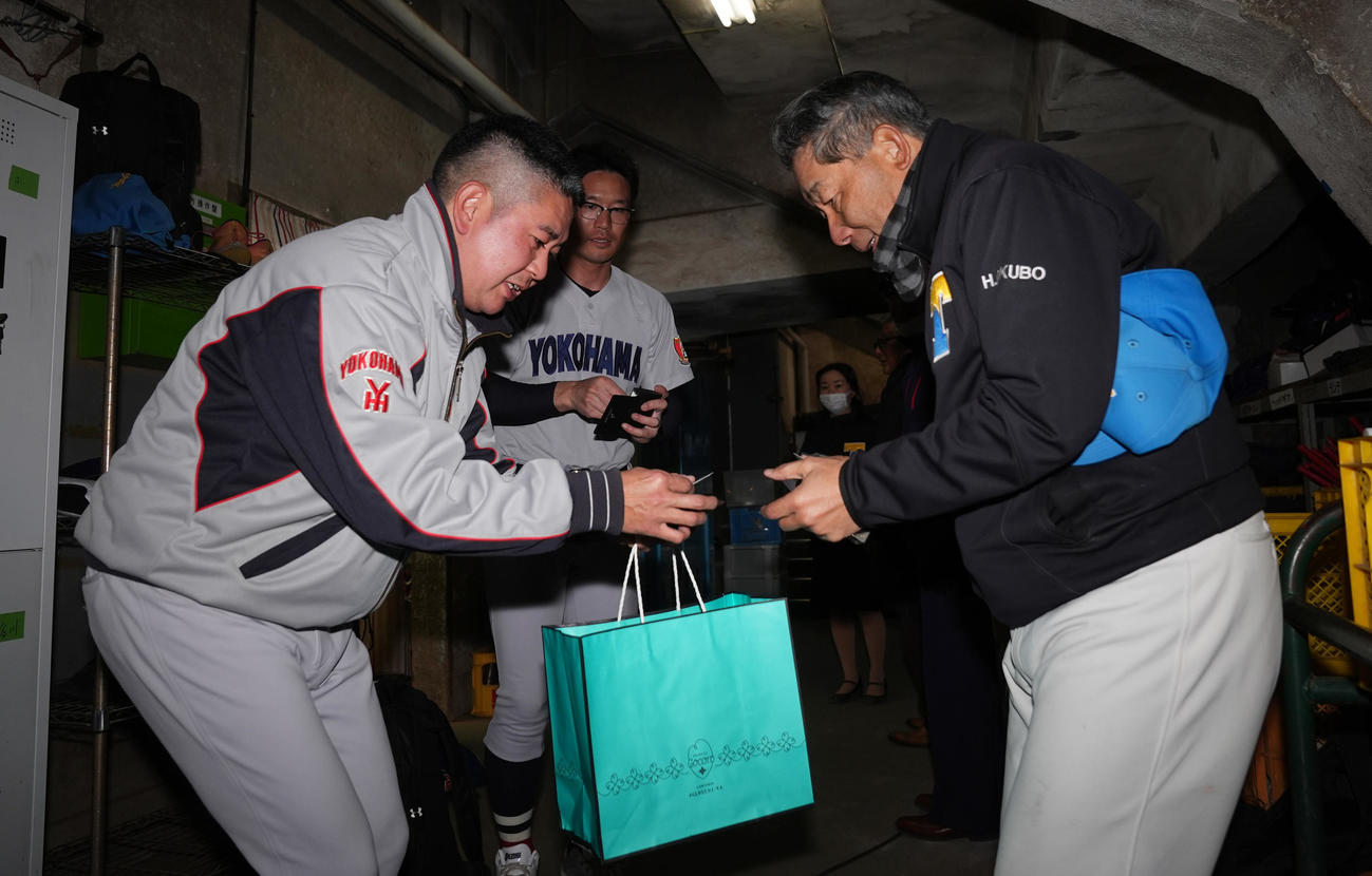 横浜対東大　試合前、あいさつを交わす横浜・村田監督（左）と東大・大久保監督（撮影・垰建太）