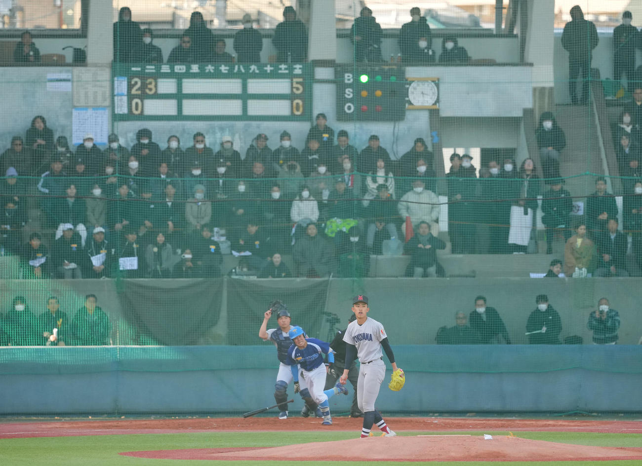 横浜対東大　多くの観衆が見つめる東大との練習試合のマウンドに上がった横浜先発の織田（撮影・垰建太）
