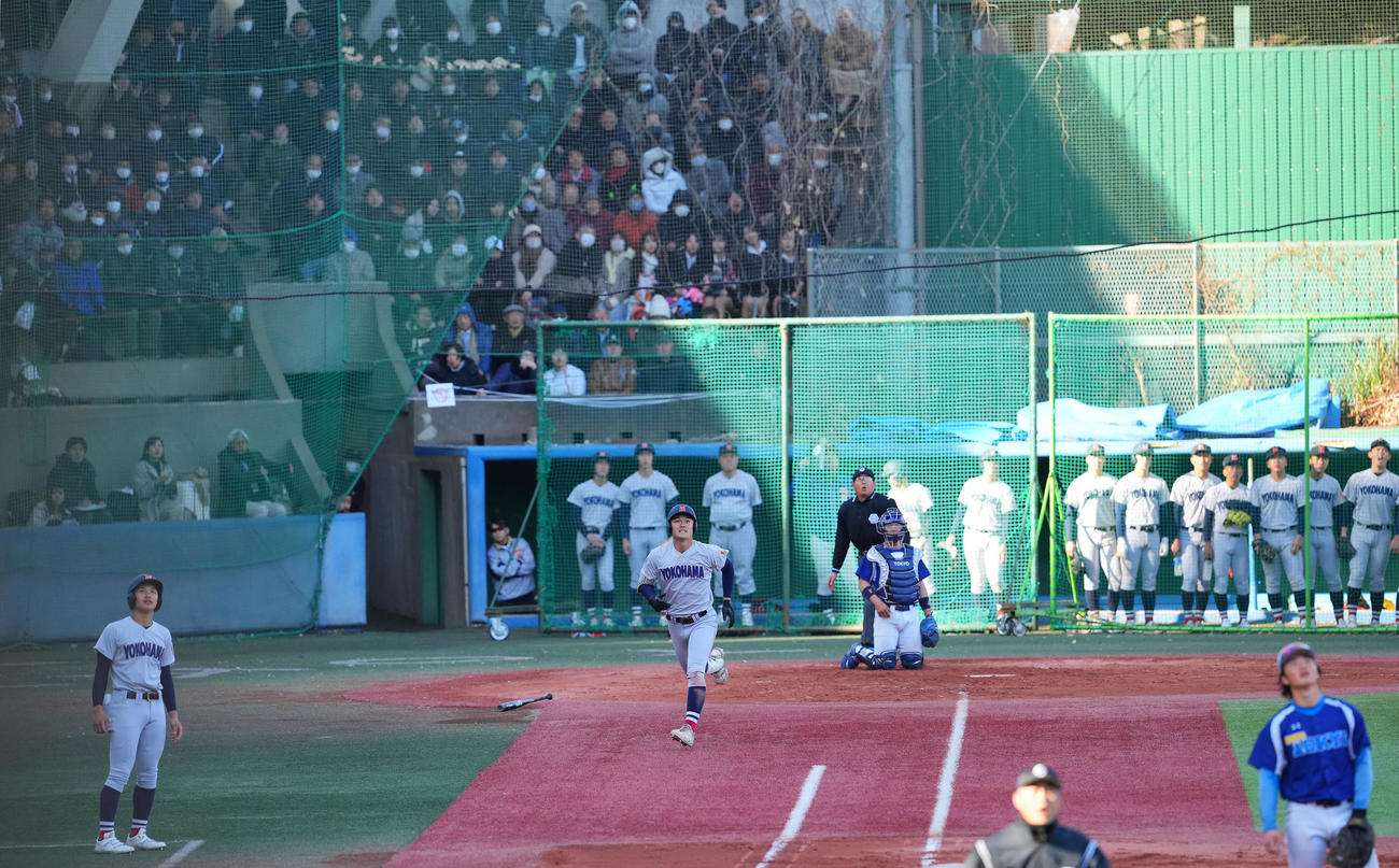 横浜対東大　2回表横浜2死二、三塁、右越え3点本塁打を放つ阿部葉（中央）（撮影・垰建太）