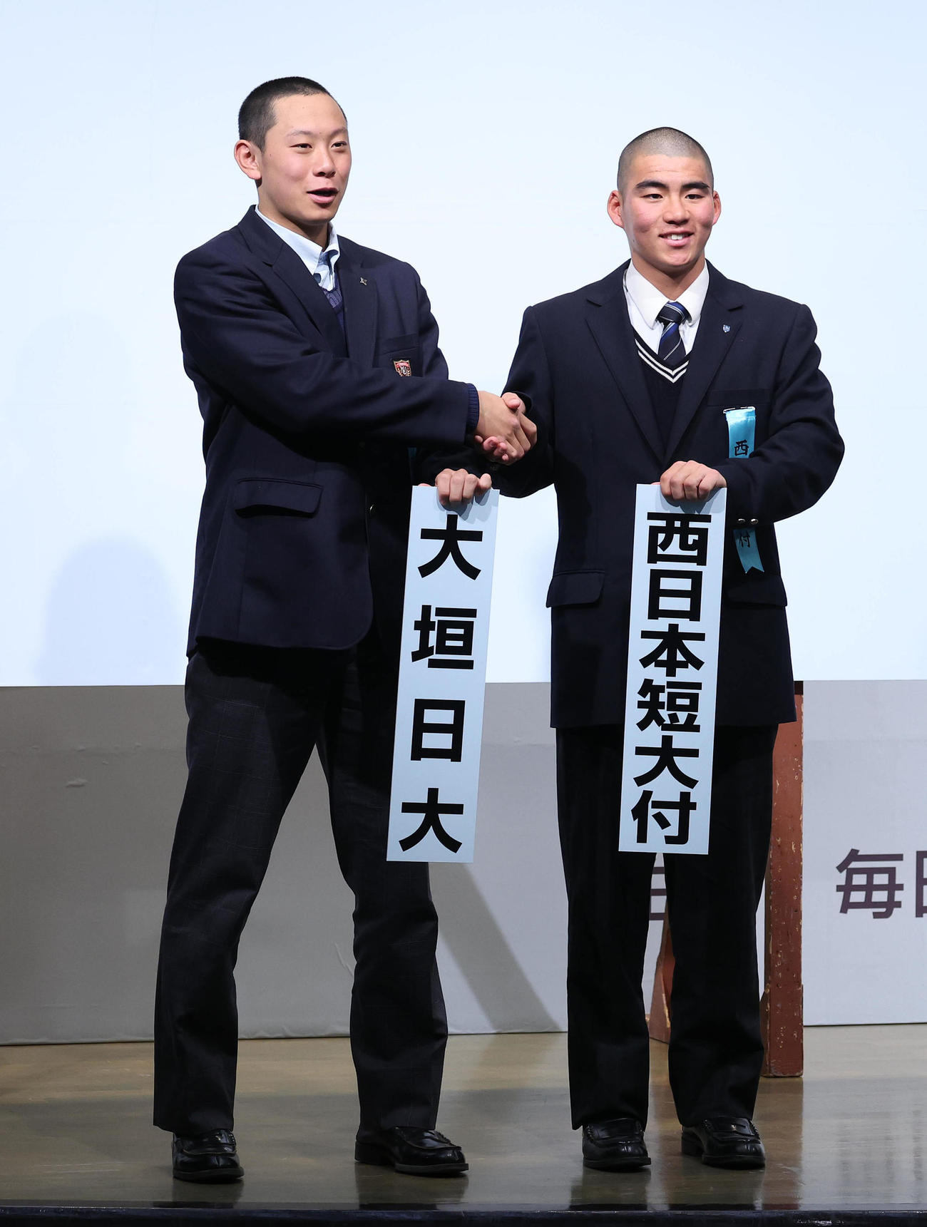 センバツでの対戦が決まり握手を交わし健闘を誓う大垣日大・西河主将（左）と西日本短大付・小川耕平主将（撮影・白石智彦）