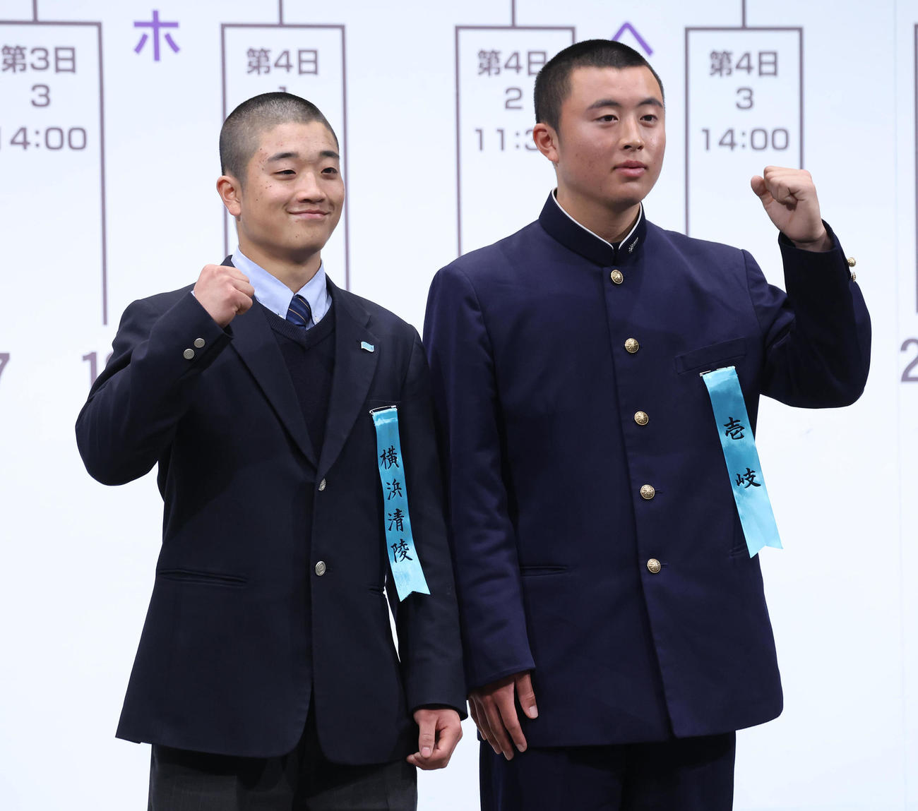 ガッツポーズで記念写真に納まる21世紀枠横浜清陵・山本主将（左）と壱岐・浦上主将（撮影・白石智彦）