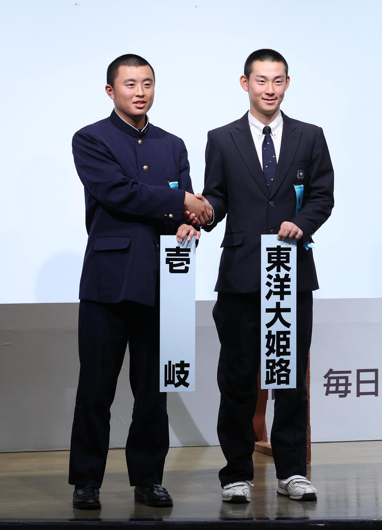 センバツでの対戦が決まり握手を交わし健闘を誓う壱岐・浦上主将（左）と東洋大姫路・渡辺主将（撮影・白石智彦）