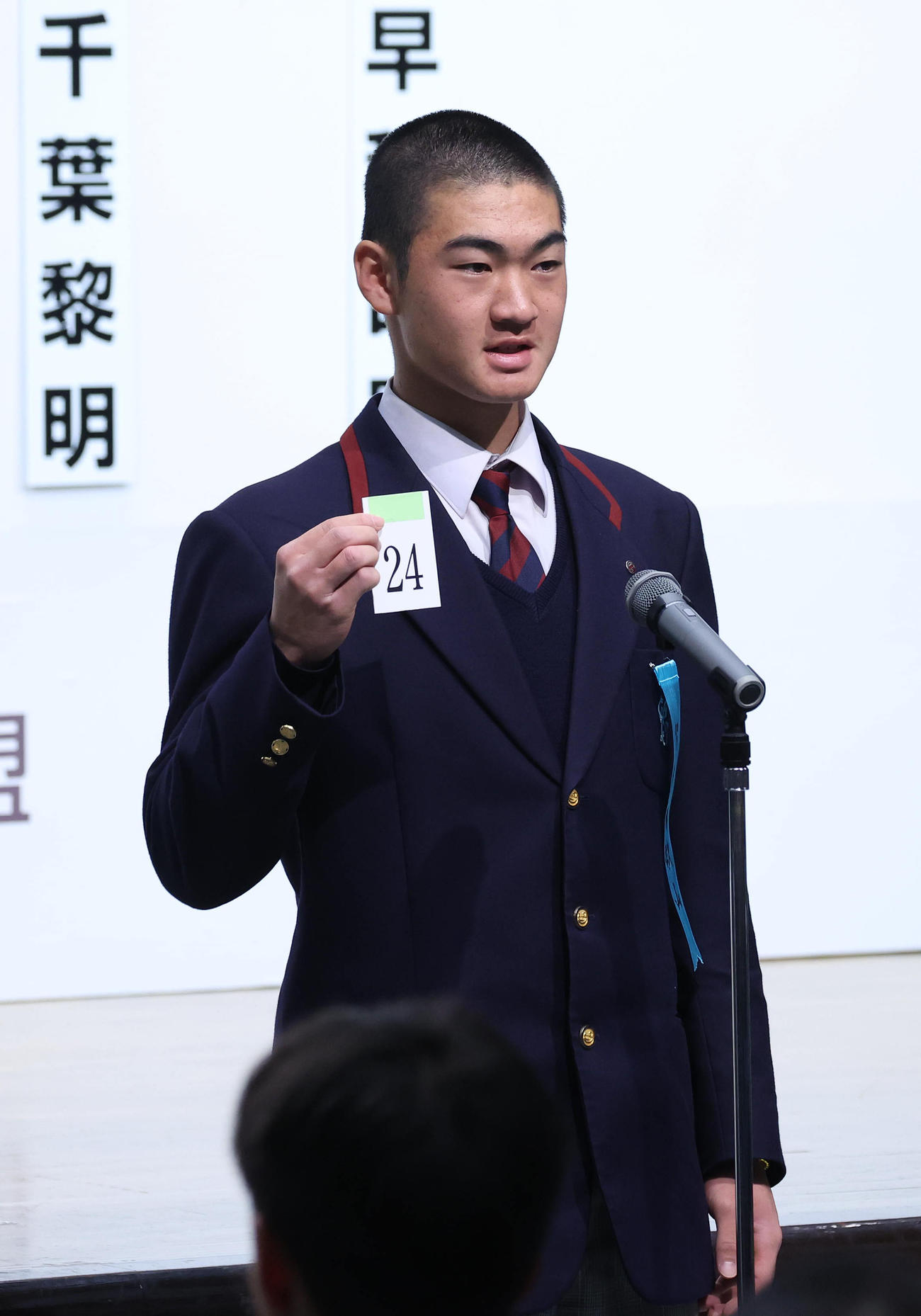 24番の番号札を読み上げる智弁和歌山・山田主将（撮影・白石智彦）
