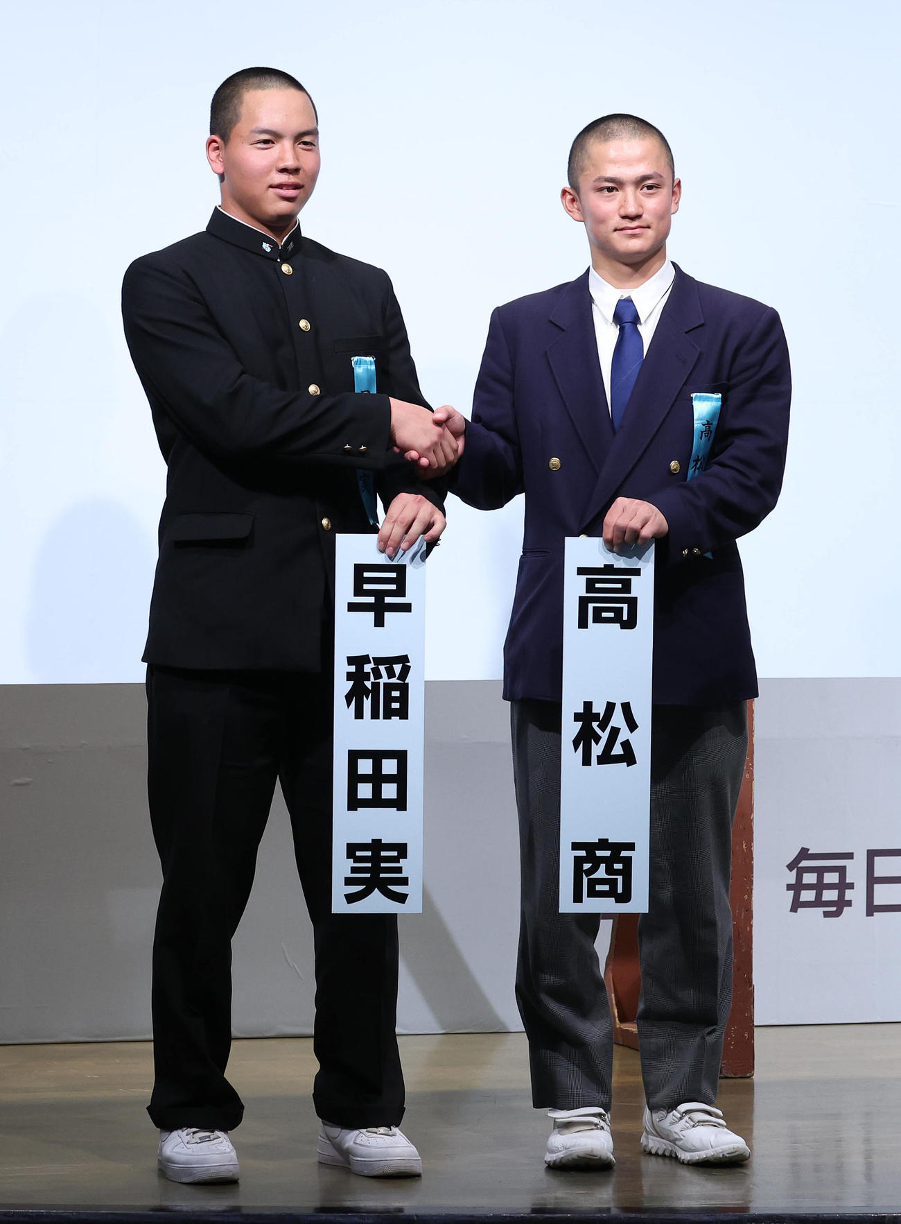 センバツでの対戦が決まり握手を交わし健闘を誓う早稲田実・中村主将（左）と高松商・山田主将（撮影・白石智彦）